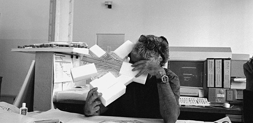 Architect Rafael Viñoly peers into a model of the Nasher Museum